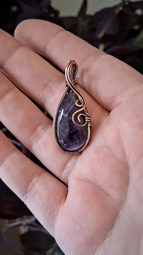 Dream Amethyst is a powerful and intuitive stone that offers a multitude of benefits for both the mind and spirit. Its calming energy is said to promote deep relaxation and inner peace allowing individuals to access higher states of consciousness and tap into their inner wisdom💜✨️ Dream Amethyst is believed to enhance intuition and psychic abilities while also protecting against negative energies and promoting emotional balance. By quieting the mind and soothing the emotions this stone is thoug