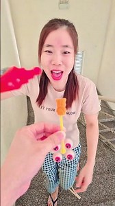 thử thách không cười với những món sốt gia vị cho kẹo mắt của người khác tạo nên sự tò mò về nụ cười