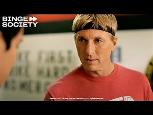 La version de Johnny sur ce qu'il s'est passé dans Karaté Kid | Cobra Kai (Saison 1, Episode 8)