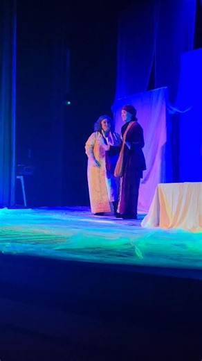 El musical de los Reyes Magos llena el Teatro Darymelia El musical ‘Los Reyes Magos: Nos ha guiado una estrella’, de la compañía Small Clowns, ha agotado todas las entradas en el Teatro Darymelia, confirmando el gran éxito de esta propuesta familiar incluida en la programación navideña del Patronato Municipal de Cultura. El espectáculo ha hecho disfrutar al público infantil con una cuidada puesta en escena que combina música, humor y una narrativa cercana, acompañando a Melchor, Gaspar y Baltasa