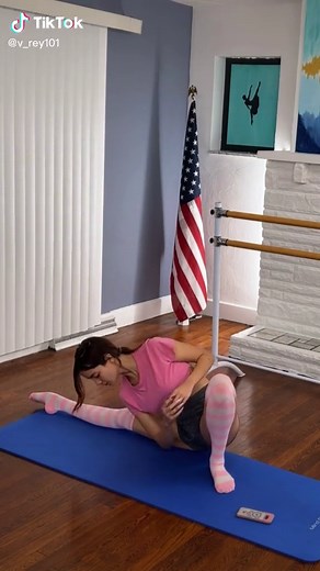 Have you stretched toady? Remember, stretching is really important 💖🖤 #stretch #ballerina #warmup