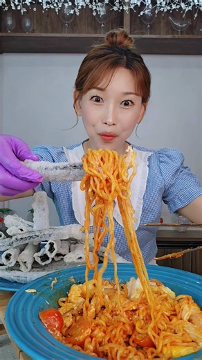 돌돌말아 만든 라이스페이퍼 롤 김부각🤩 김부각과 가장 잘 어울리는 원픽메뉴는⁉️ #청담언니 #요리하는메이크업아티스트