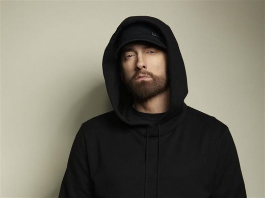 √ Eminem, show ad Austin: esce da una bara con una sega elettrica
