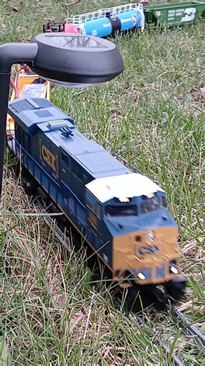 MTH 986 CSX hauls mixed freight around the bend