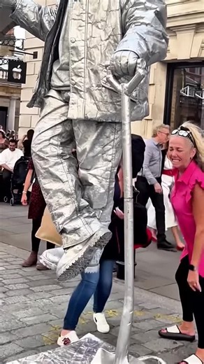 I loved their reactions. #livingstatue #silvermanstatueofficial