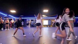 🔥BUM BUM TAM TAM🔥 Choreography : @julien.mn Directed : @mickaeltariffe Dancer : @nyonjaa @claaclaa__ @lil.vnus @iatinna__ @clemence_curat Collaboration : @fitnesspark_reunion Music : @mcfioti #bumbumtamtam Vendredi @fitnesspark_reunion XL Premium Saint-Pierre 19h30/20h45 | JULINHO