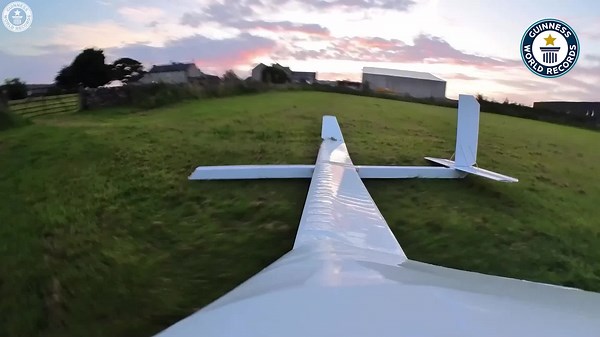 James baut das größte RC-Segelflugzeug und bricht den Rekord