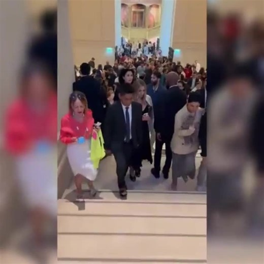 Jorge Campos recibe homenaje en Francia... acude en sus famosas "chanclas" al Museo de Artes Decorativas