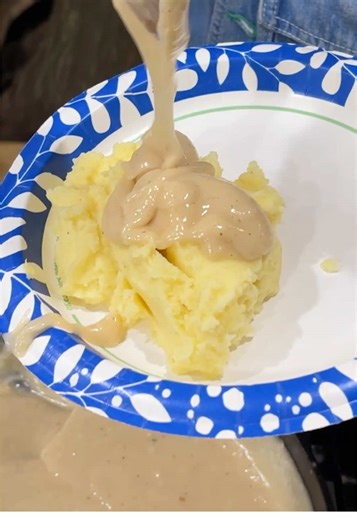 Delicious Mashed Potatoes and Gravy Recipe