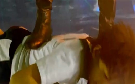 邪恶美女反派一脚踩在少年身上不可一世，没想到对方居然尿她，受尽折磨屈辱！