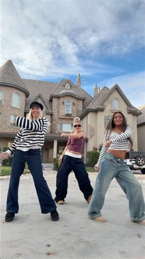 did we mess up??? #16kids #notenoughnelsons #ootd #castlehouse #siblings #sister #dance