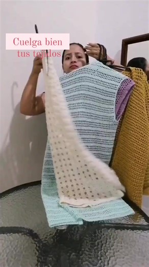 NO SE DEBEN COLGAR 😯Los tejidos para que permanezcan bien cuidados y no se estiren deben doblarse, de no ser posible doblar en dos para colgar. Un súper tip para mis tejedores. ¿Te gustó? Lindo día #crochet #tejido #ganchillo #tejedoras #tipsdetejedoras | Crochet FeLIZ