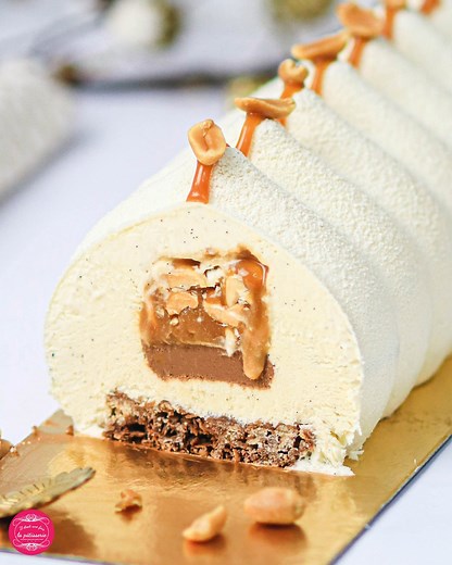 Vous l'adorez, voici la recette de la bûche façon Snickers ! Je vous mets le lien vers tous les détails de la recette en commentaire 🎅🎄😍🌟 #recette #buche #buchedenoel | Il était une fois la pâtisserie