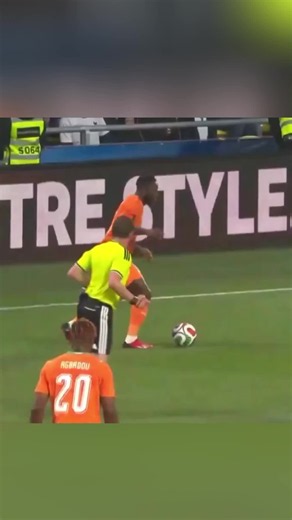Pourquoi l'arbitre n'a pas voulu sortir un carton rouge sur cette action Franck kessie !!!!!? #france #cotedivoire #woldcup #kessie #footballtiktok