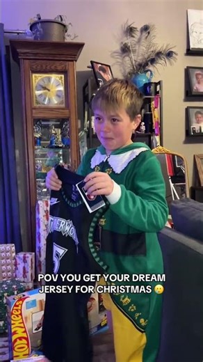 The sweetest Christmas morning reaction ❤️ (Via @Kathryn/TT)