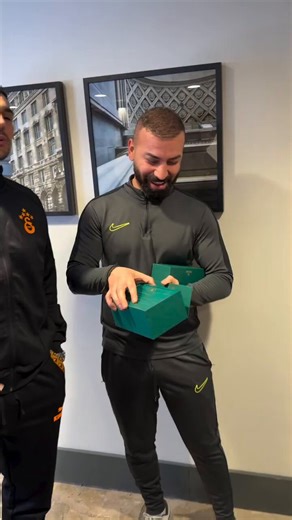 altta herkes rolex almak yerine parasını verseydiniz ya demişrolex neden alınıyo ne işe yarıyo hiçbir fikriniz yok dimi aq