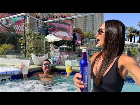 We go to a LAS VEGAS Pool Party | Palm Tree Beach Club 🌴