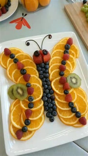 Thanksgiving Fruit Turkey: A fun and impressive centerpiece for your table. Fresh, juicy, and stunningly festive! #Thanksgiving #thanksgivingappetizer #fruitplatter #turkey #dip #holidaygifts #turkey | Easy Recipe to day