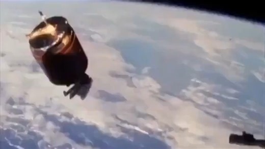 宇航员戴尔·加德纳在 STS-51-A 航天飞机任务期间徒手抓住卫星