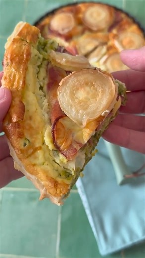 Quiche savoureuse et facile à faire aux courgettes et au chèvre 😋 #quiche #courgette #recettefacile #recetterapide #easyrecipe Pour 4 personnes : 2 grosses courgettes 3 oeufs 30 cl de crème épaisse légère 1 pincée de muscade râpée Sel et poivre 1 filet d'huile d'olive 1 càc d'épices à Colombo (ou curry) 1 pincée de piment d'Espelette 6 à 8 tranches fines de poitrine fumée 1 petite bûche de chèvre 1 pâte feuilletée (ou brisée) Four : 180°C pour 35/40 min Air Fryer : 170°C pour 15/20 min | Chocmi