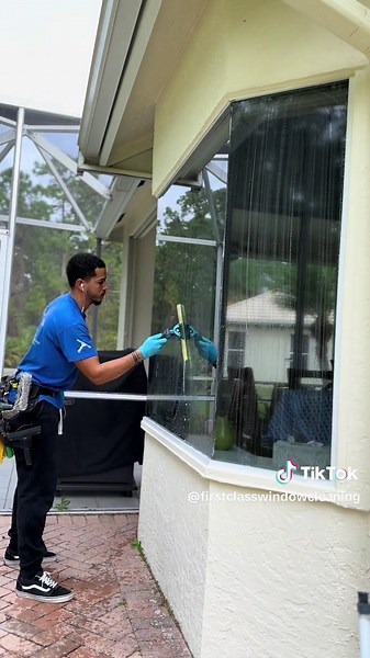 Lessgetthisshmoneyyy 🏃‍♂️ #fyp #usesomebody #kingsofleon #windowcleaning #windowcleaner #florida #southflorida