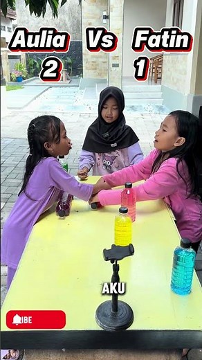 It's fun, guys, fighting over the colored bottles, Aulia vs Fatin🔥🔥🔥 #trending #funny #shorts
