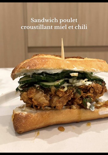 Sandwich au poulet croustillant avec miel et chili épicé