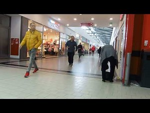 Damenwäscheträger Crossdresser Mann in Damenkleidung im Kaufland Neuwied
