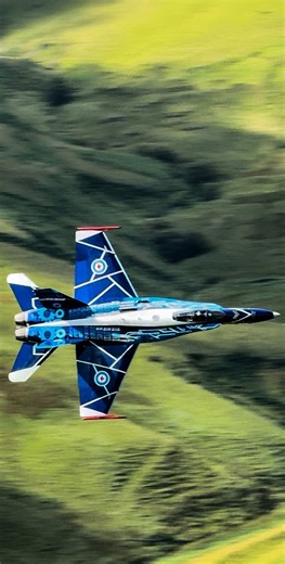 @cf18demoteam Low level in The mach loop! What a paint job this beauty has. 17/7/2024 | LFA7 The Mach Loop