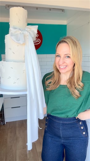 2.3K views · 22 reactions | Did you know this was a thing? More cakes than you might think have “dummy” tiers - perfect for adding height and drama, without wasting cake if you don’t need the servings! And no - no one can tell (unless you stick your knife in the wrong tier 﫣) | Stiletto Studio Cakes | Facebook