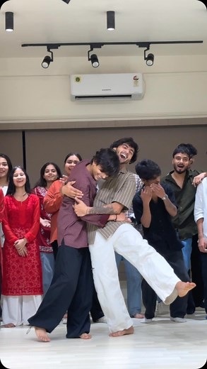 𝐩𝐫𝐚𝐬𝐡𝐚𝐧𝐭 on Instagram: "Mesmerizing moves by my brother from another mother @_kunaal_04 🫂🧿 📍 @feelthevibestudios Dc @_kunaal_04 🤌🏻 #jiyadhadakdhadak #tujhedekhdekhsona #dance #reels #reelinstagram #instagood #instagram #love #likes #reelitfeelit #explore #explorepage #exploremore #dancereels #bollywood #likesforlike #fyb #lovesongs #prashantbhagri"