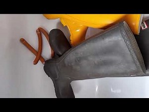 sploshing spanking rubber hunter wellies with german sausages in the bathtub welly fetish gummi