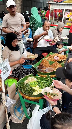 one complete portion of traditional Indonesian food only $1.54 | Food Warrior TV