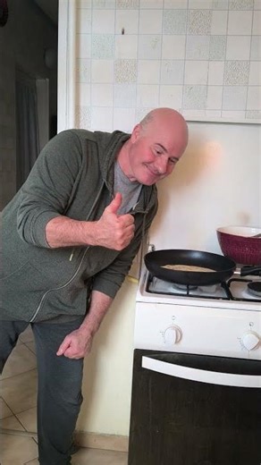 Flipping pancake with ease #pancake #pfannkuchen #crêpes #panqueques #panquecas #млинці #fenyfilms