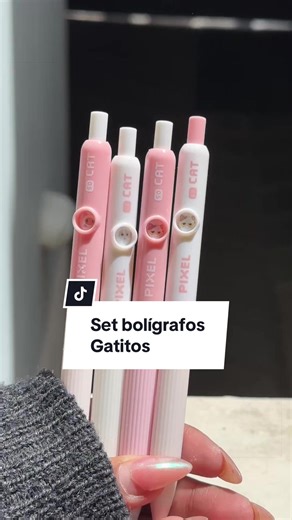 POV: Encuentras los bolígrafos retráctiles más lindos del mundo. 🐱✨ No puedo dejar de presionar el gatito, es adictivo. Y lo mejor todo el set en 20 Bs encuéntralos en Belka 💕 #boligrafosgel #gatitos #papeleriabelka #lapaz_bolivia🇧🇴 #sucrebolivia🇧🇴