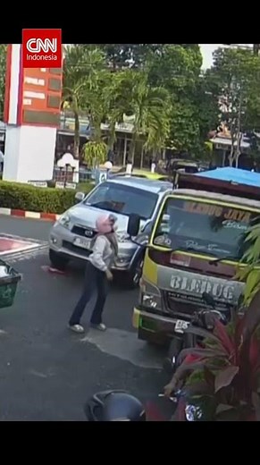 Perempuan Ngamuk Saat Antre BBM di SPBU
