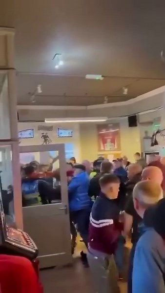 🏴󠁧󠁢󠁥󠁮󠁧󠁿 Aldershot Town fans storming a Swindon pub | Hooligans Video's