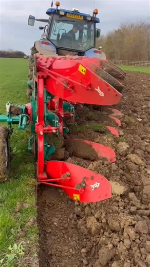 2.7K views · 844 reactions | #Kverneland ES 250 #plough set off yesterday  Equipped with the auto-reset system, the multi-leaf spring system allows the plough legs to release over stones and other solid objects, avoiding sudden jolts and possible damage  #agriculture #farminguk #plough | Kverneland UK | Facebook