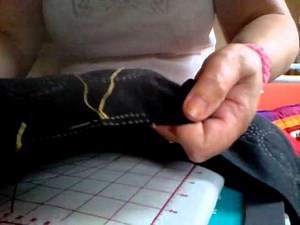 Joyofquilting - How to hand stitch a Welsh quilt edging tutorial