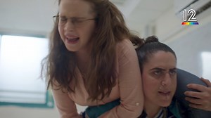 המורה אסי משדרגת את התנאים בבית הספר לכל המערכונים המלאים> bit.ly/EretzVideo | ארץ נהדרת