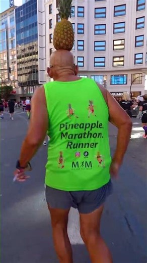 Il court un marathon avec un ananas sur la tête (ne faites pas ça…)