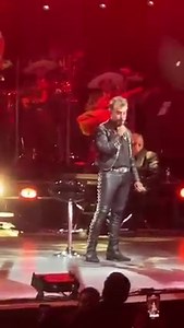 Lindo homenaje de Alejandro Fernandez a su padre #VicenteFernandez Sus lágrimas son el sentimiento de miles y millones en el mundo. | Christian Girón