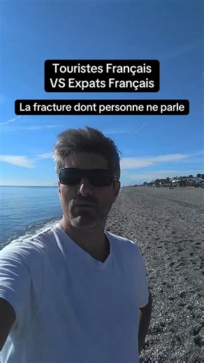 @businessdexpats on Instagram: "🔥 Touriste français vs expat français en Espagne : la fracture dont personne ne veut parler (et pourquoi ça fait mal) ➡️ Le touriste arrive en mode vacances. Il garde ses réflexes français, critique les horaires, le service, l’organisation… Il consomme l’Espagne comme un décor : soleil, tapas, plage. Puis il repart avec son avis définitif sur “comment ça marche ici”. ➡️ L’expat vit ici. Il a une banque espagnole, une mairie espagnole, des voisins espagnols. Il ne