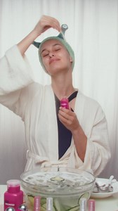 Die schönsten Dinge sollten kein Ende haben. Skincare wie ein Cyborg. Datenvolumen wie ein Boss. Die neuen MagentaMobil Tarife regeln. 💋 Holt euch jetzt echtes Unlimited. Für Ø 34,95€ mtl. pro Person bei 2 Karten und im besten 5G-Netz.* #MagentaUnlimited #DieSchönstenDinge #Telekom #Skincare | Deutsche Telekom