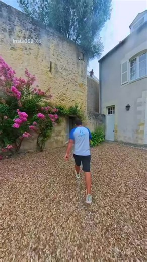 🔨 Rénovation d’une piscine 💧 Le liner était complètement usé : devenu sec, rigide et cassant. 🌊 Sous le feutre, on a découvert des plaques vertes glissantes de véritables nappes d’algues preuve que l’eau s’était infiltrée derrière le revêtement. 🟢💦 Plusieurs fissures et trous étaient également présents dans la maçonnerie 🧱, qu’il a fallu combler pour repartir sur une base saine et durable. Cette rénovation a permis de redonner une nouvelle vie au bassin. ✨🏊‍♂️ #chantier #piscine #rénovati