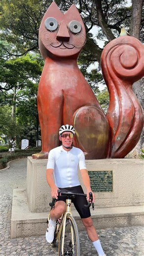 EL GIRO DE RIGO on Instagram: "Hey Mijitos 👀 pilas pues, estoy acá en el Gato del Río parchando sabroso, pa’ decirles que vayan separando la agenda 🗓️ porque este 16 de febrero se abren las inscripciones del El Giro de Rigo. No se duerman, que después andan preguntando 😅 16 de febrero, anótelo bien pues. 🚴‍♂️🔥”"