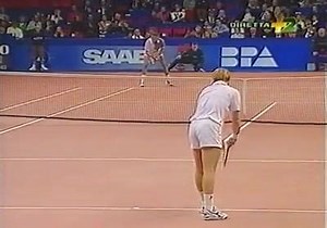 Vor 25 Jahren in Stockholm: Boris Becker, wie er leibt und lebt. Unnachahmlich, unverwechselbar - Becker-Hecht! | tennismagazin