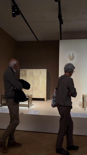 En direct 👀 | C’est ouvert ! ✨ L’exposition « 1925-2025. Cent ans d’Art déco » a officiellement ouvert ses portes. 🛋️ Dès aujourd’hui, plongez au cœur d’une période foisonnante, marquée par une soif de nouveauté, de vitesse et de liberté. Mobilier, joaillerie, mode, transports, architecture… tous les domaines de la création vous attendent dans le cadre de notre exposition célébrant le centenaire de l’Art déco. Orient Express, partenaire principal de l’exposition. Avec le soutien de Cartier et