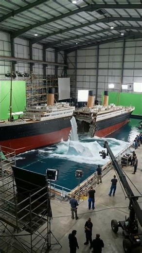 Titanic sinking scene