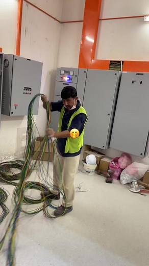 Efficient Cable Management in Technical Workspaces